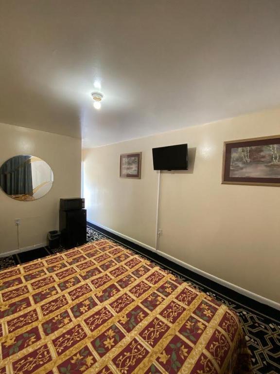 Budget Inn - image 5