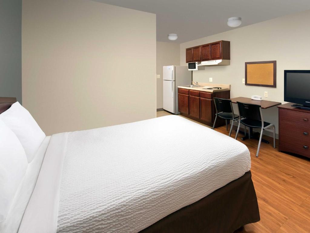 WoodSpring Suites Kansas City Liberty - image 7