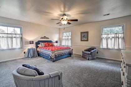 Remodeled Historic Farmhouse about 20 Mi to KC! - image 12