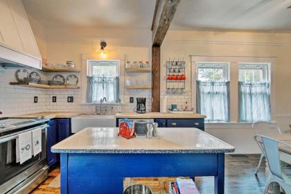 Remodeled Historic Farmhouse about 20 Mi to KC! - image 13