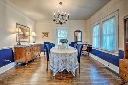 Remodeled Historic Farmhouse about 20 Mi to KC! - image 15