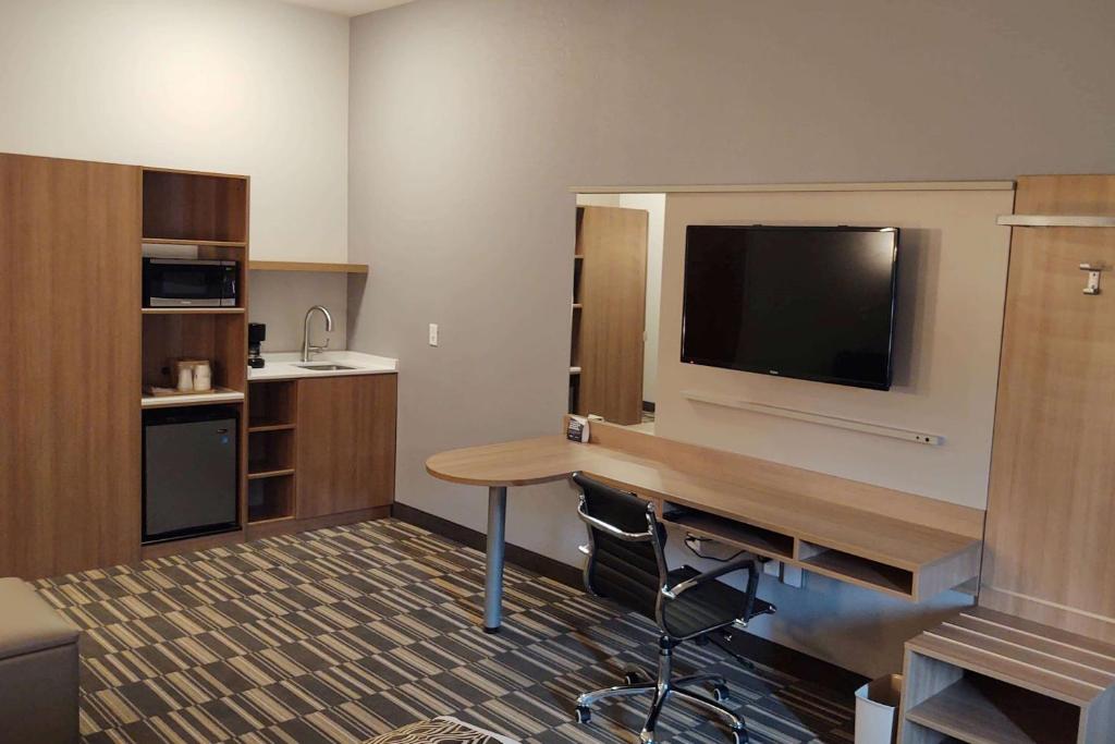 Microtel Inn & Suites by Wyndham Liberty NE Kansas City Area - image 4