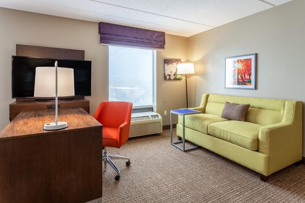 Hampton Inn & Suites Chicago - Libertyville - image 2