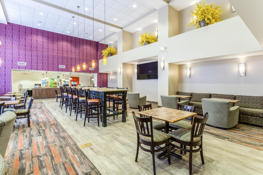 Hampton Inn & Suites Chicago - Libertyville - image 4