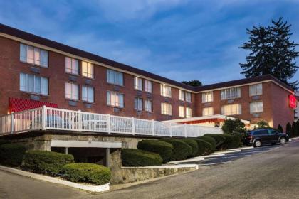 Ramada by Wyndham Ligonier - image 14