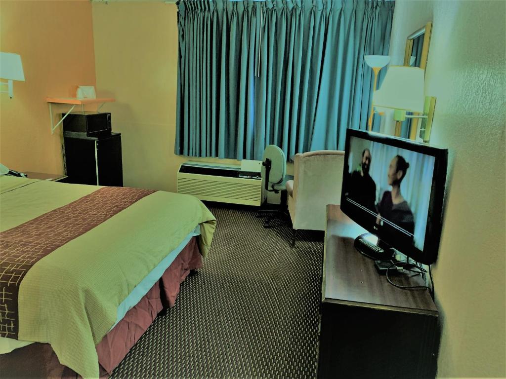 Red Carpet Inn & Suites - image 7