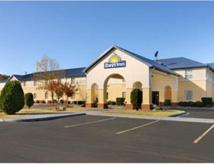 Days Inn by Wyndham Lincoln - image 2