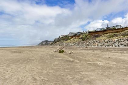 The Wallace Beach House - image 4