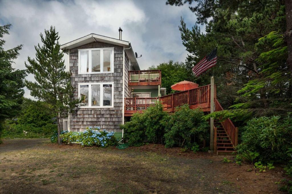 Fernglen Forested Beach Retreat - main image