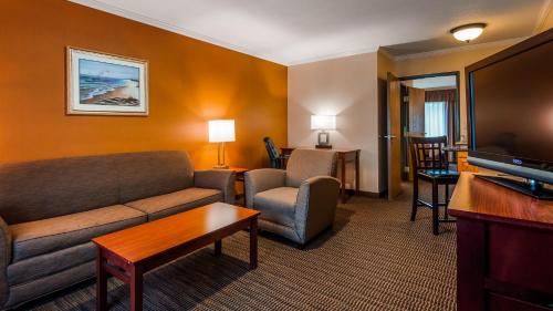 Best Western Plus Landmark Inn - image 4