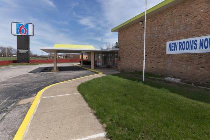 Motel 6-Lincoln IL - image 14