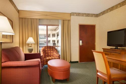 Embassy Suites Lincoln - image 4