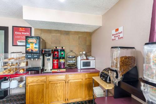 Econo Lodge Lincoln - image 3