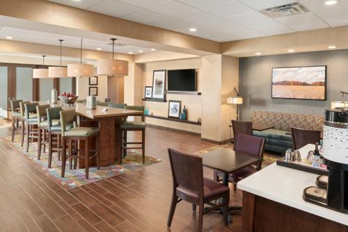 Hampton Inn Lincoln Airport Ne - image 4