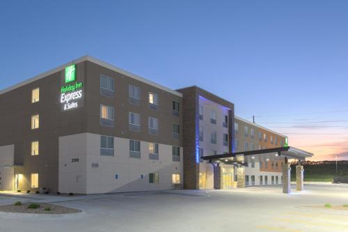 Holiday Inn Express & Suites Lincoln I - 80 an IHG Hotel - main image