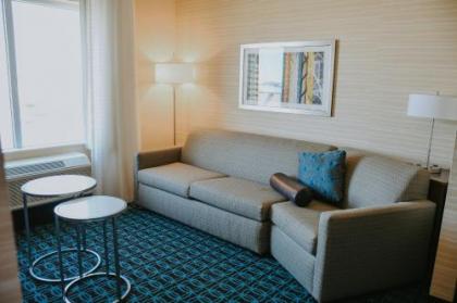 Fairfield Inn & Suites by Marriott Lincoln Airport - image 1