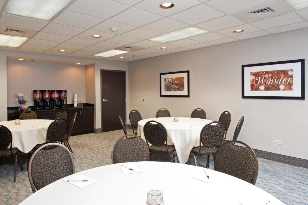 Hampton Inn & Suites Lincolnshire - image 7