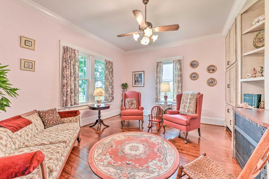 Elegant and Spacious Home 18 Mi to Lake Norman - image 2