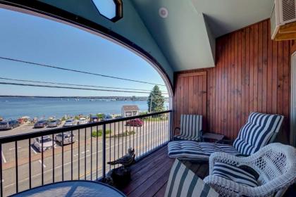 Spacious Lincolnville Penthouse   Walk to Beach Lincolnville