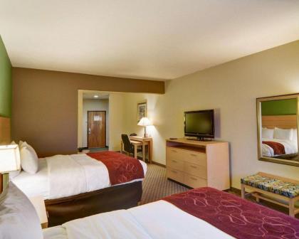 Comfort Suites Lindale - image 10