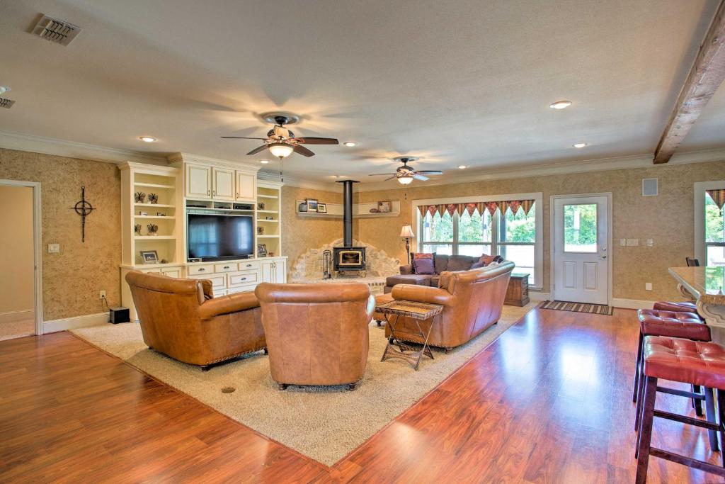 Large Stallion Lake Ranch Home with Patio on 4 Acres - image 5