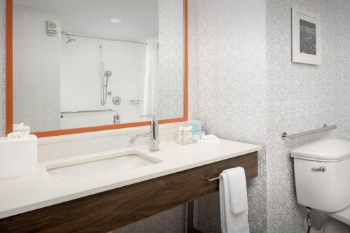 Hampton Inn Baltimore-Downtown-Convention Center - image 4