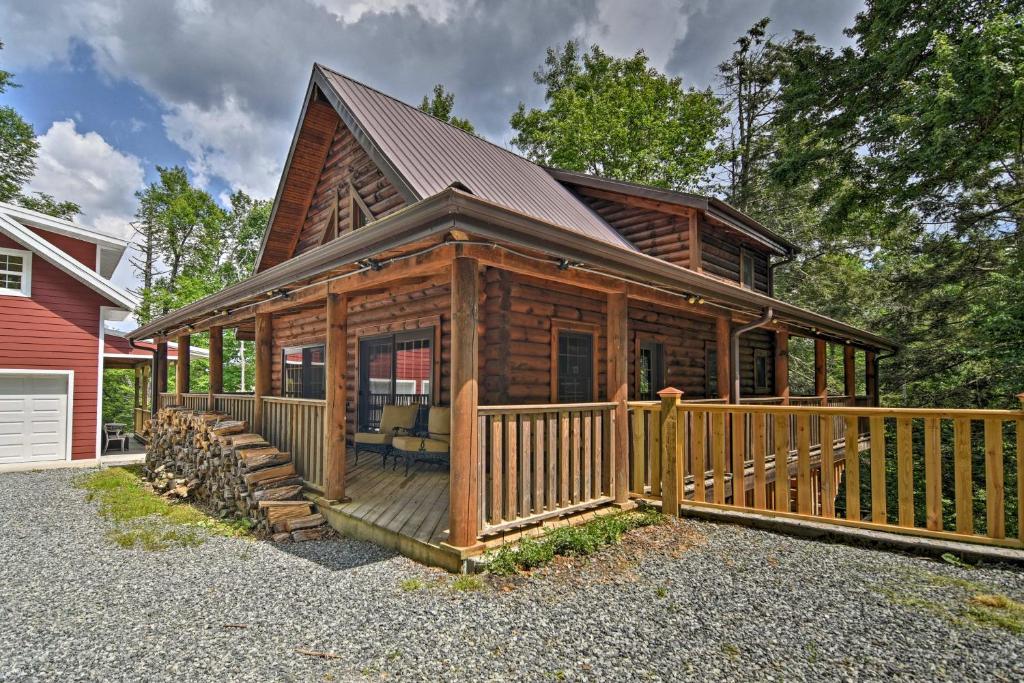 Superb Linville Mountain Cabin with Wraparound Decks! - image 7