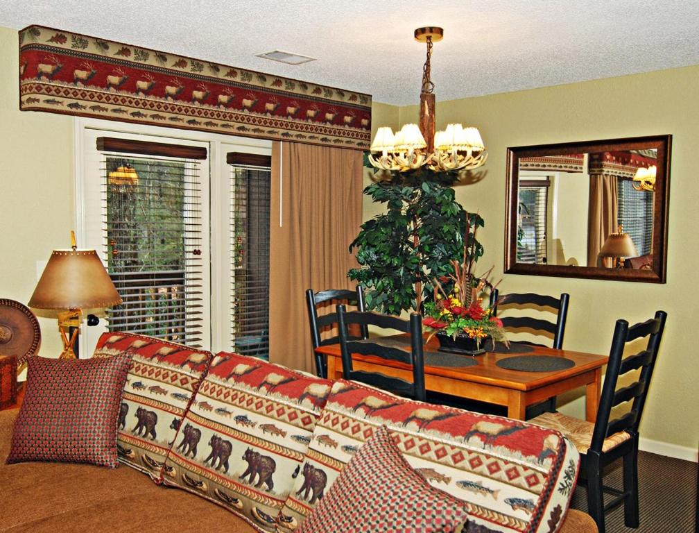 Comfy Villa in the Fresh Mountain Air of Banner Elk - Two Bedroom #1 - image 4