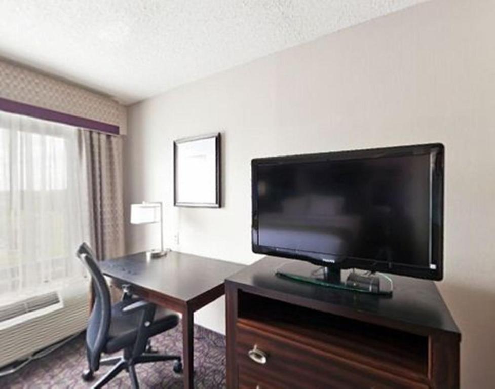 Holiday Inn Express Atlanta West - Theme Park Area an IHG Hotel - image 2