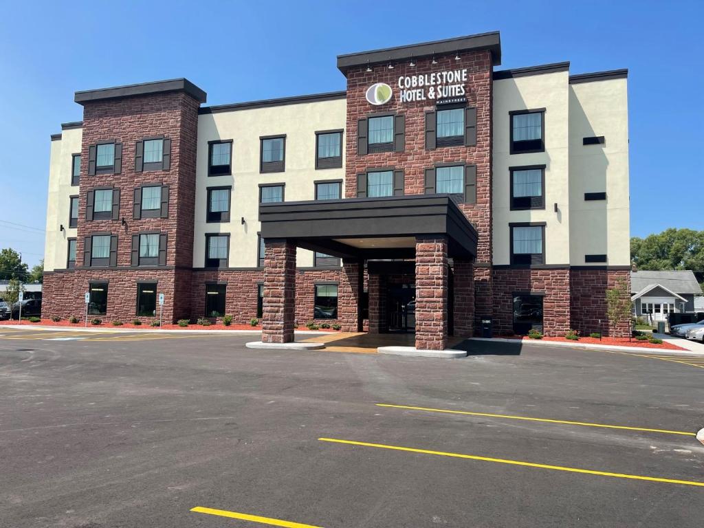 Cobblestone Hotel & Suites - Little Chute - image 2