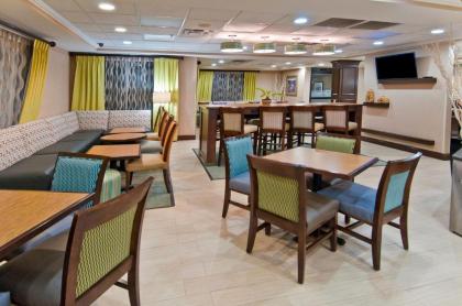 Hampton Inn Livingston - image 17