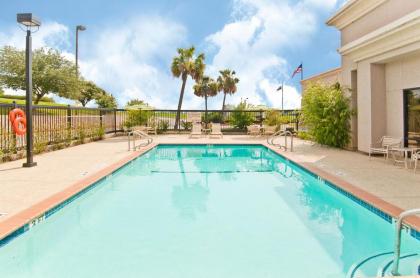 Hampton Inn Livingston - image 20