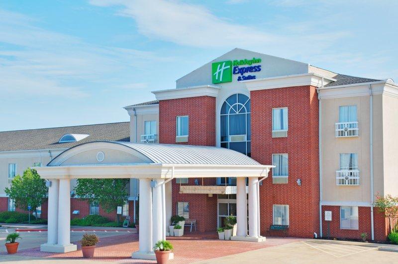 Holiday Inn Express Hotel & Suites Livingston - image 2