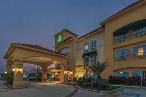 La Quinta by Wyndham Livingston - image 3