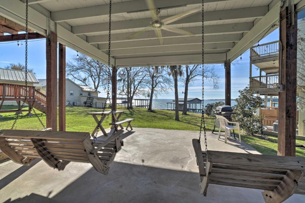 Lakefront Livingston Retreat with Porch and Kayaks! - main image