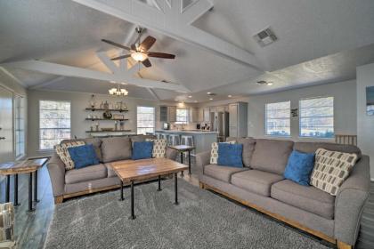 Lakefront Livingston Retreat with Porch and Kayaks! - image 12