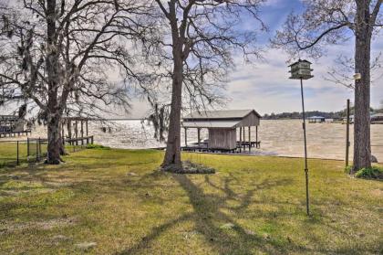 Lakefront Livingston Retreat with Porch and Kayaks! - image 3