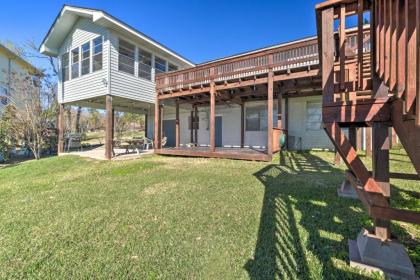 Lakefront Livingston Retreat with Porch and Kayaks! - image 6