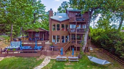 Beautiful Lakehouse Retreat with Hot tub and Boathouse Livingston