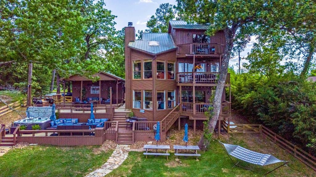 Beautiful Lakehouse Retreat with Hot Tub and Boathouse - main image