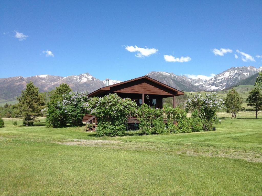 Pine Creek Cabin Livingston Montana - main image