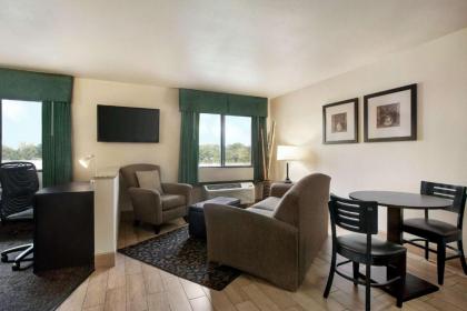 Travelodge by Wyndham Livonia - image 14