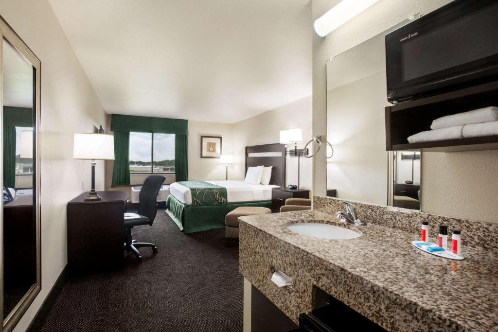 Travelodge by Wyndham Livonia - image 2