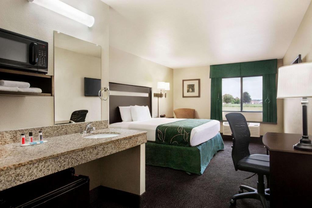 Travelodge by Wyndham Livonia - image 3