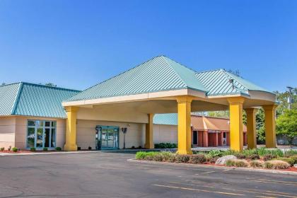 Quality Inn & Suites Banquet Center - image 8