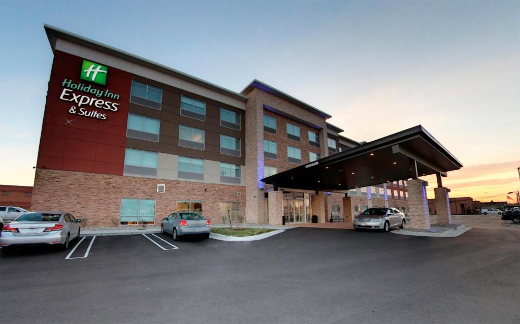 Holiday Inn Express & Suites - Detroit Northwest - Livonia an IHG Hotel - main image