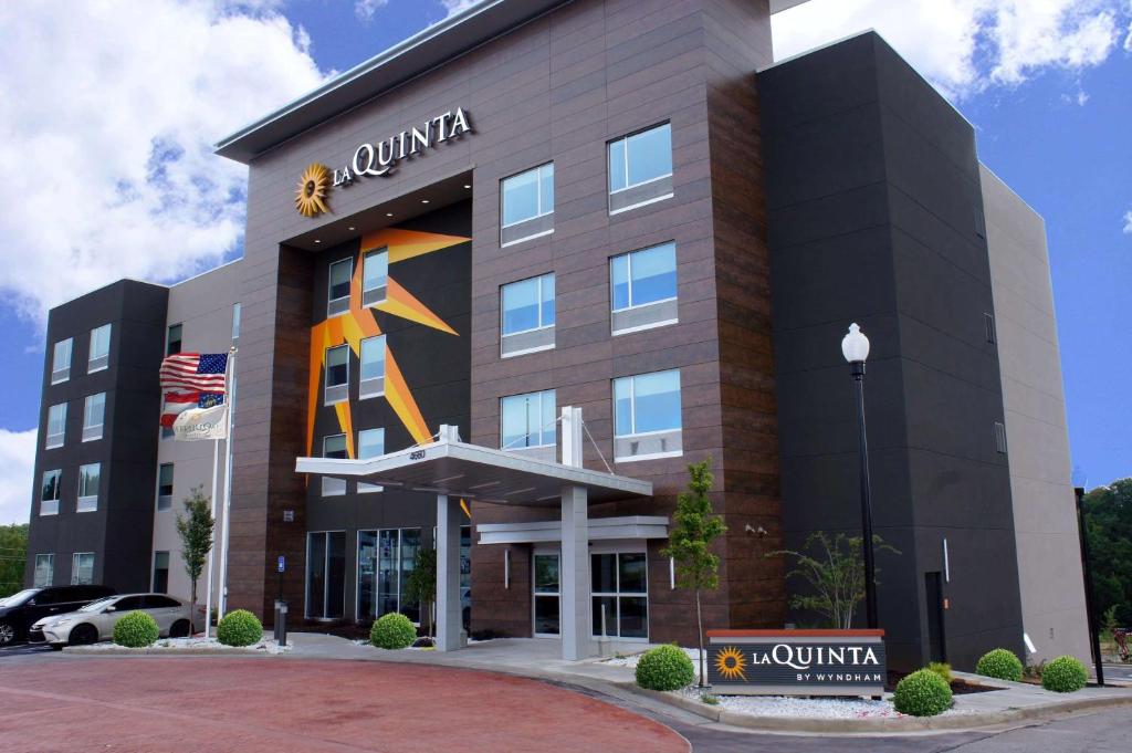 La Quinta Inn & Suites by Wyndham Locust Grove - main image