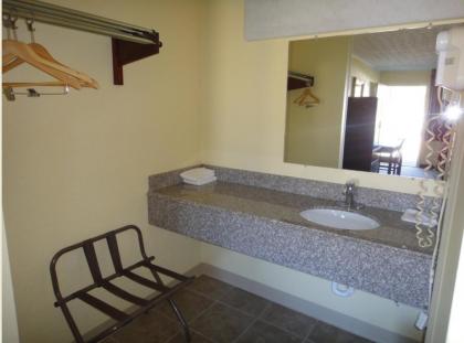 Budget Inn - image 11