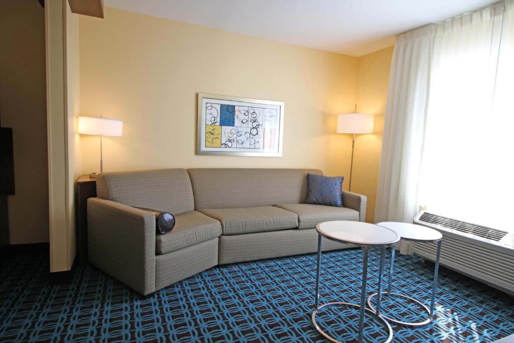 Fairfield Inn & Suites by Marriott London - image 7