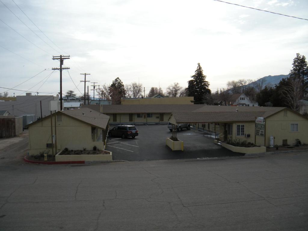 Lone Pine Budget Inn - image 7